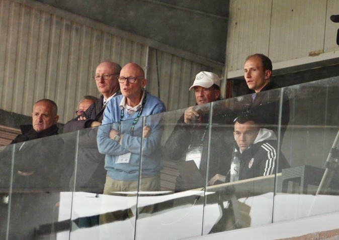 Sous les yeux de Glenn Straub Sous les yeux de Glenn Straub