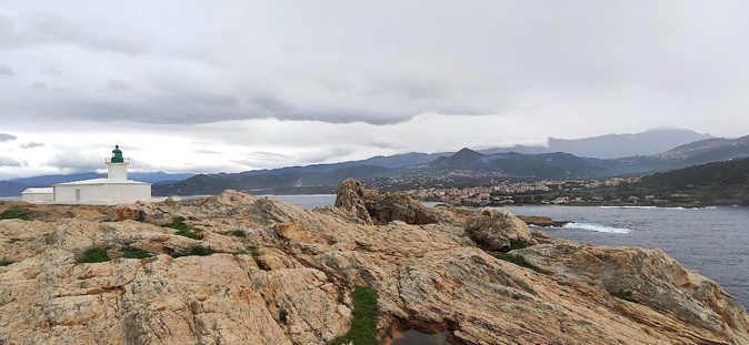 La photo du jour : la Pietra veille sur Lisula La photo du jour : la Pietra veille sur Lisula