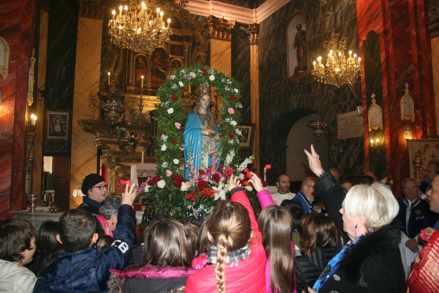 Les enfants du catéchisme offrant des pétales de rose à la Sainte