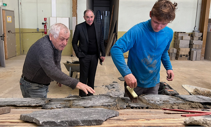 Michel Guillaumin joint le geste à la parole. Michel Guillaumin joint le geste à la parole.