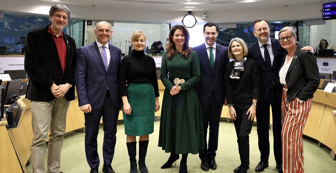 Nanette Maupertuis avec l'ensemble des présidents des groupes politiques représentés au Comité européen des régions. Nanette Maupertuis avec l'ensemble des présidents des groupes politiques représentés au Comité européen des régions.