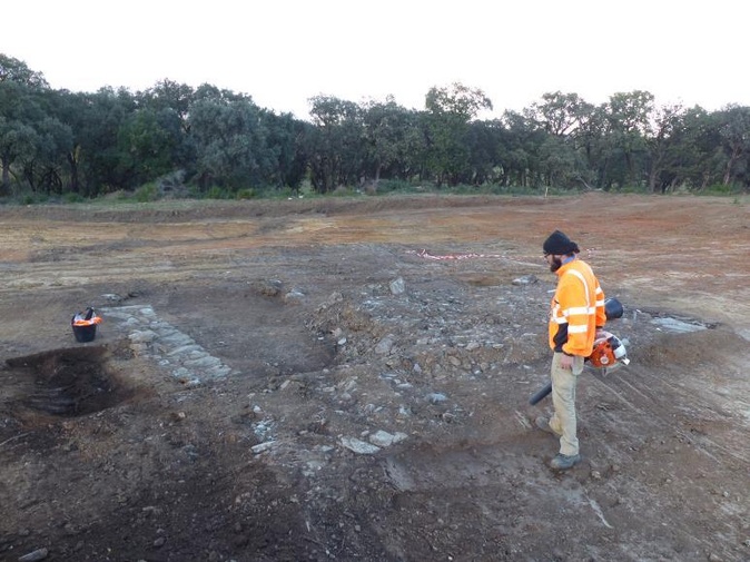 : Le bâtiment quadrangulaire en cours de nettoyage © Patrick Ferreira, Inrap : Le bâtiment quadrangulaire en cours de nettoyage © Patrick Ferreira, Inrap