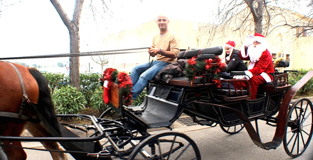Au Marché de Noël de Biguglia, le Père Noël est en calèche Au Marché de Noël de Biguglia, le Père Noël est en calèche
