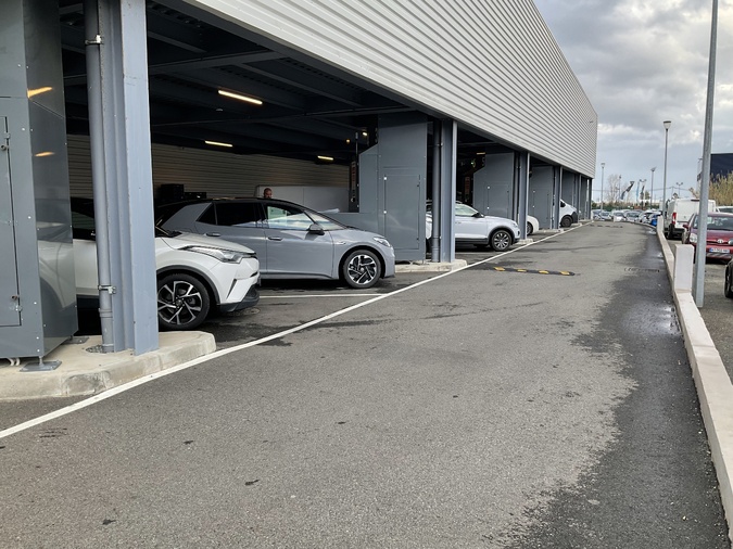 Les véhicules sont alignés sur les pistes du drive. Les véhicules sont alignés sur les pistes du drive.