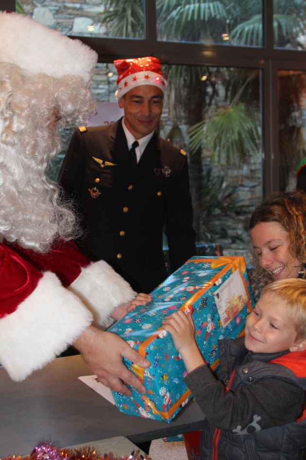 Le Père Noël arrive par les airs sur la base de défense Ventiseri-Solenzara Le Père Noël arrive par les airs sur la base de défense Ventiseri-Solenzara