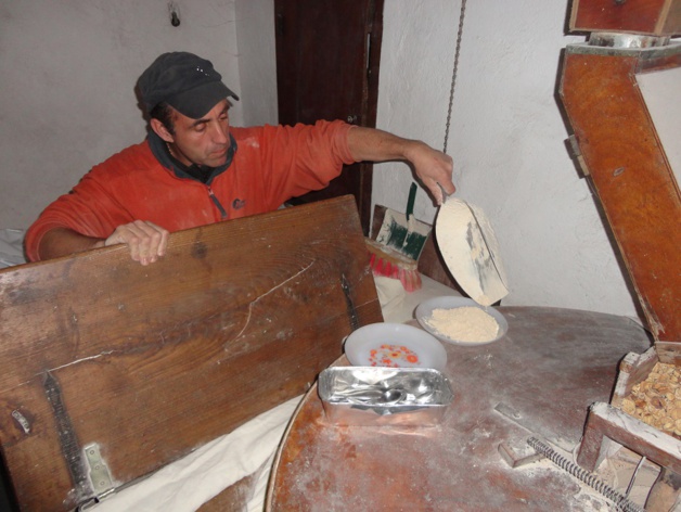 le meunier prépare différentes moutures pour que les élèves puissent les comparer le meunier prépare différentes moutures pour que les élèves puissent les comparer