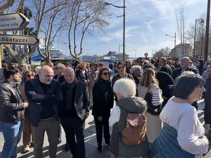 De nombreux élus, notamment nationalistes, présents avant le départ du cortège. De nombreux élus, notamment nationalistes, présents avant le départ du cortège.