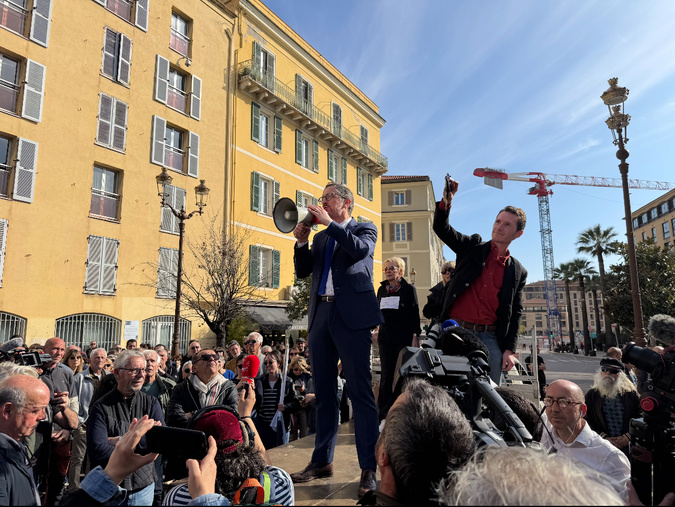 Le préfet de Corse prend la parole devant les manifestants. Photo Paule Santoni Le préfet de Corse prend la parole devant les manifestants. Photo Paule Santoni
