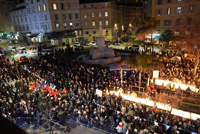 EN IMAGES - Ajaccio : une foule immense pour la procession aux flambeaux de la Madonuccia EN IMAGES - Ajaccio : une foule immense pour la procession aux flambeaux de la Madonuccia