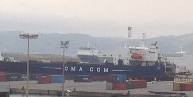 Le Stena Carrier (au second plan) : Toujours au large du port de Marseille Le Stena Carrier (au second plan) : Toujours au large du port de Marseille