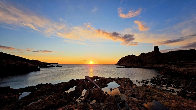 A màghjina : A calata di u sole sopra Lisula A màghjina : A calata di u sole sopra Lisula