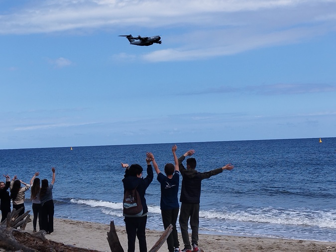 Les collégiens de Biguglia saluent l'arrivée de l'Airbus A400M. Les collégiens de Biguglia saluent l'arrivée de l'Airbus A400M.