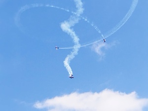 Ces avions conçus pour la haute voltige sont des Extra 330. Ces avions conçus pour la haute voltige sont des Extra 330.