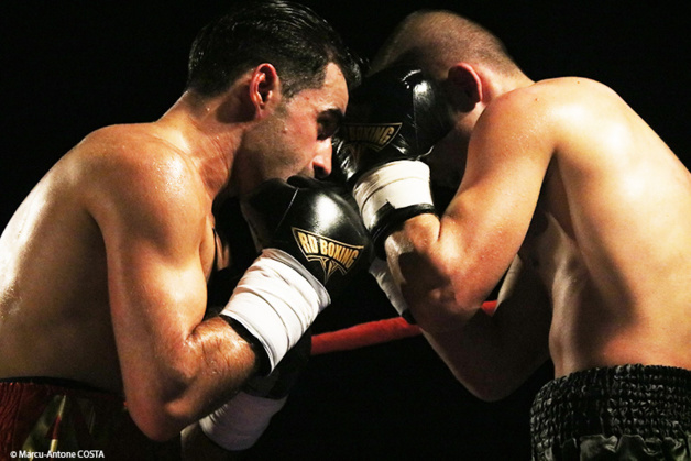 "Momo" Ayyad au corps à corps avec Aaron Szilagyi (© Marcu-Antone COSTA) "Momo" Ayyad au corps à corps avec Aaron Szilagyi (© Marcu-Antone COSTA)