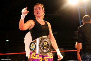 La ceinture à la championne (© Marcu-Antone COSTA) La ceinture à la championne (© Marcu-Antone COSTA)