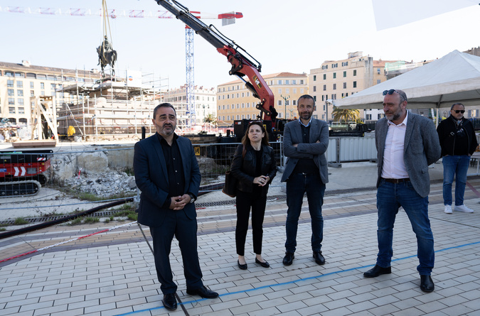 EN IMAGES. A Ajaccio, la statue de Napoléon a quitté la place du Diamant EN IMAGES. A Ajaccio, la statue de Napoléon a quitté la place du Diamant