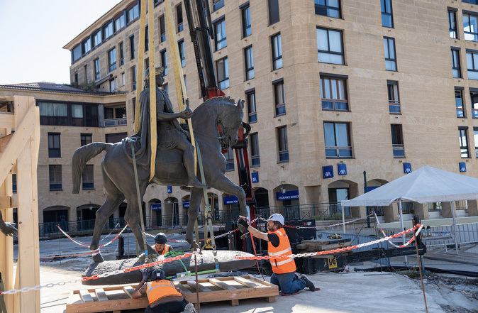EN IMAGES. A Ajaccio, la statue de Napoléon a quitté la place du Diamant EN IMAGES. A Ajaccio, la statue de Napoléon a quitté la place du Diamant