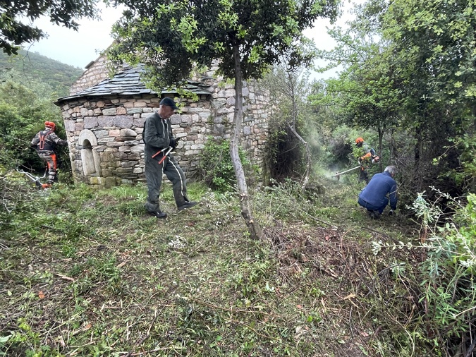 tronçonneuses, debroussailleuses .... et la chapelle vit le jour ! tronçonneuses, debroussailleuses .... et la chapelle vit le jour !