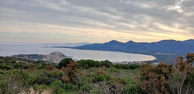 A màghjina : A Serra guarda Calvi A màghjina : A Serra guarda Calvi