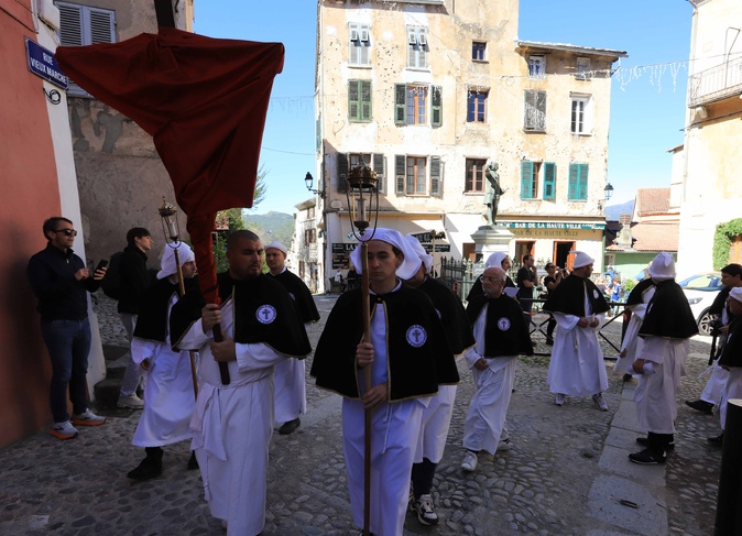 Vendredi Saint : à Corte on remet le Christ en croix… Vendredi Saint : à Corte on remet le Christ en croix…