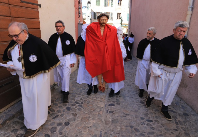 Vendredi Saint : à Corte on remet le Christ en croix… Vendredi Saint : à Corte on remet le Christ en croix…
