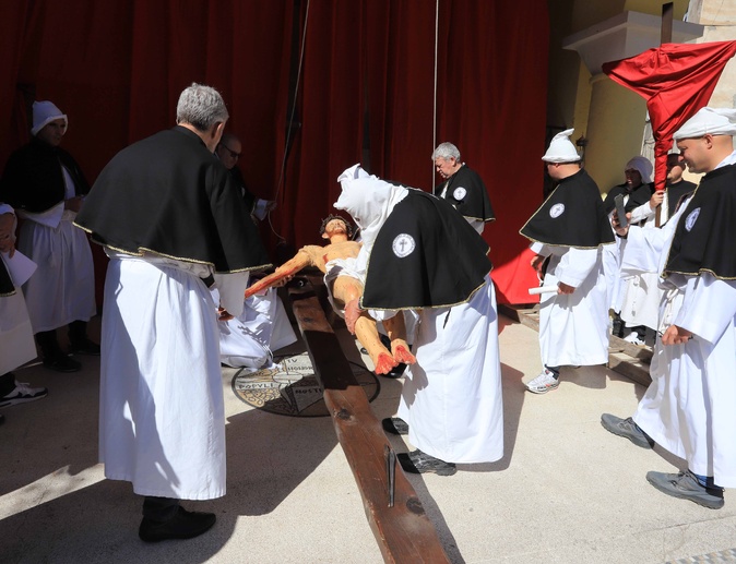 Vendredi Saint : à Corte on remet le Christ en croix… Vendredi Saint : à Corte on remet le Christ en croix…