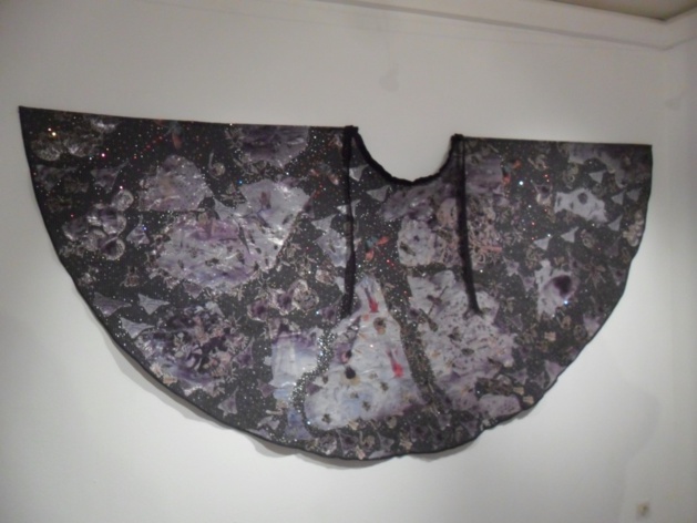 - Installations : Jupe - film microperforé brodé sur tissu (350 cm d'envergure x 100 cm de hauteur); toiles cirées (nappes) - crayon de couleur, feutres, pigments sur toile PVC (diamètre 140 cm). - Installations : Jupe - film microperforé brodé sur tissu (350 cm d'envergure x 100 cm de hauteur); toiles cirées (nappes) - crayon de couleur, feutres, pigments sur toile PVC (diamètre 140 cm).