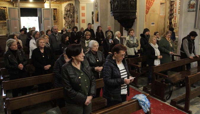 À Corte, les fidèles ont récité le Rosaire pour rendre hommage au pape François À Corte, les fidèles ont récité le Rosaire pour rendre hommage au pape François