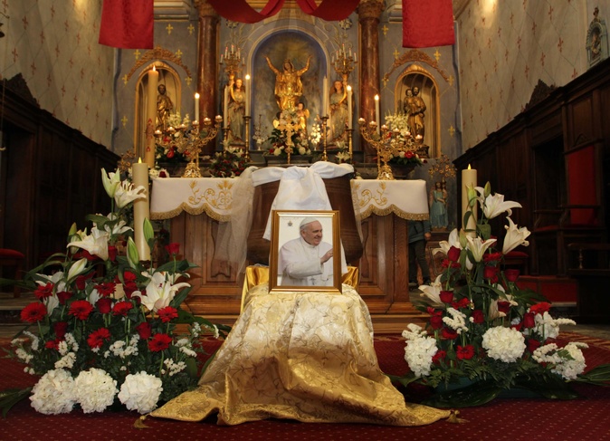 À Corte, les fidèles ont récité le Rosaire pour rendre hommage au pape François À Corte, les fidèles ont récité le Rosaire pour rendre hommage au pape François