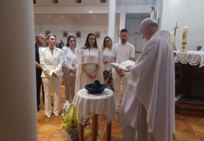 Jordan, Doriane et Virginie les nouveaux baptisés accompagnés de leur parrain Jordan, Doriane et Virginie les nouveaux baptisés accompagnés de leur parrain
