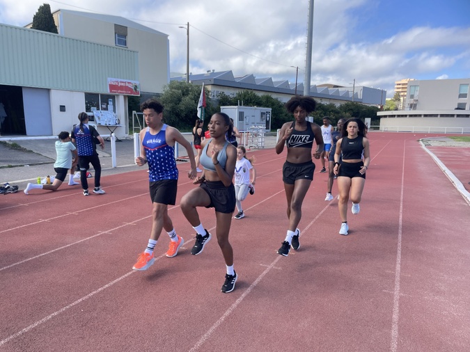 Au programme du stage : Echauffements, renforcements musculaires, courses .... Au programme du stage : Echauffements, renforcements musculaires, courses ....