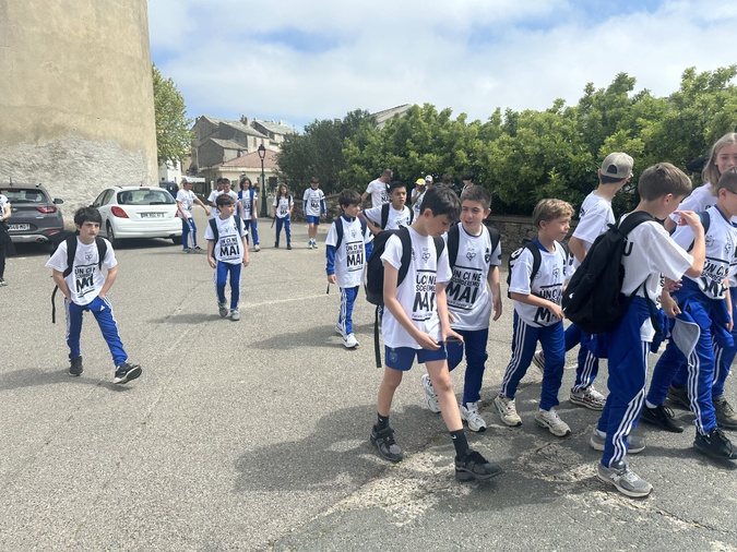 150 jeunes footballeurs se sont réunis pour une randonnée commémorative