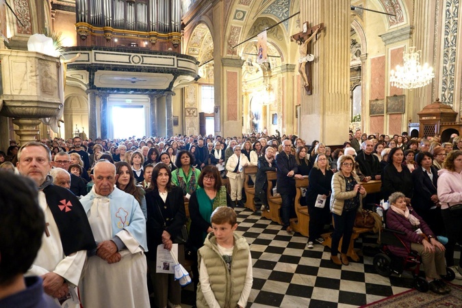 EN IMAGES. À Ajaccio, 3 000 personnes rendent un dernier hommage au pape François EN IMAGES. À Ajaccio, 3 000 personnes rendent un dernier hommage au pape François