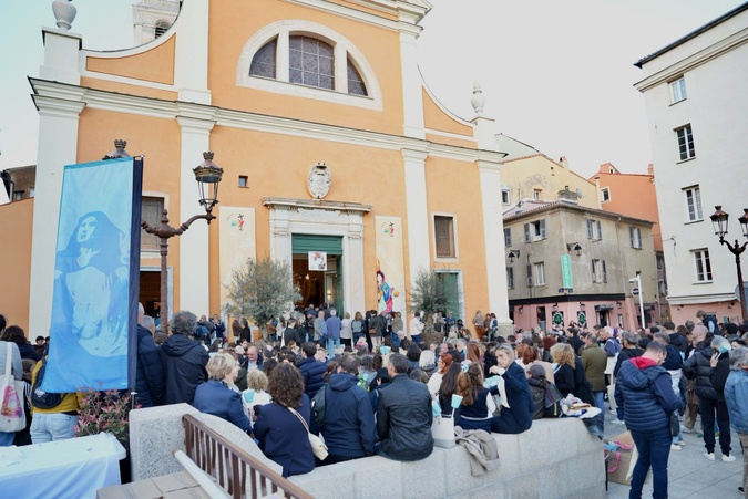 EN IMAGES. À Ajaccio, 3 000 personnes rendent un dernier hommage au pape François EN IMAGES. À Ajaccio, 3 000 personnes rendent un dernier hommage au pape François