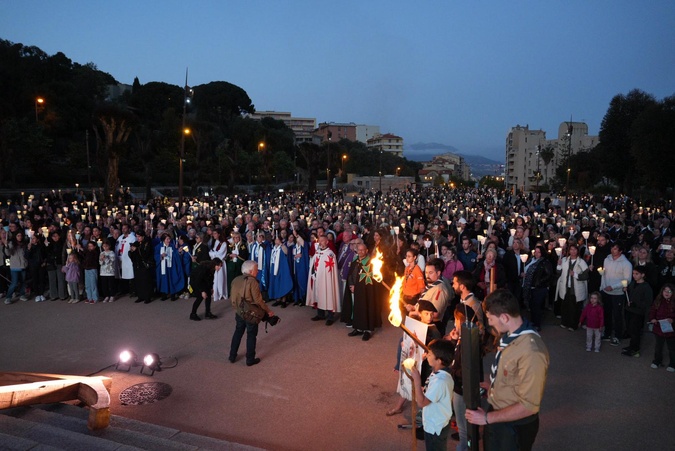 EN IMAGES. À Ajaccio, 3 000 personnes rendent un dernier hommage au pape François EN IMAGES. À Ajaccio, 3 000 personnes rendent un dernier hommage au pape François