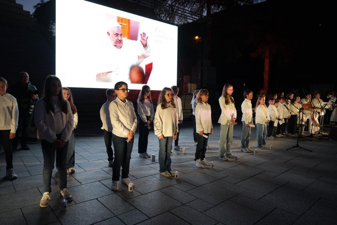 EN IMAGES. À Ajaccio, 3 000 personnes rendent un dernier hommage au pape François EN IMAGES. À Ajaccio, 3 000 personnes rendent un dernier hommage au pape François