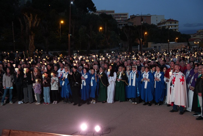 EN IMAGES. À Ajaccio, 3 000 personnes rendent un dernier hommage au pape François EN IMAGES. À Ajaccio, 3 000 personnes rendent un dernier hommage au pape François