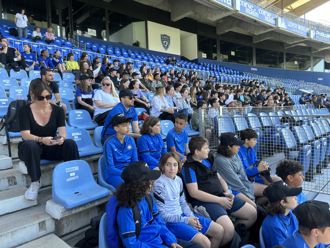 Furiani : 200 collégiens réunis au stade pour ne pas oublier le 5 mai 1992 Furiani : 200 collégiens réunis au stade pour ne pas oublier le 5 mai 1992