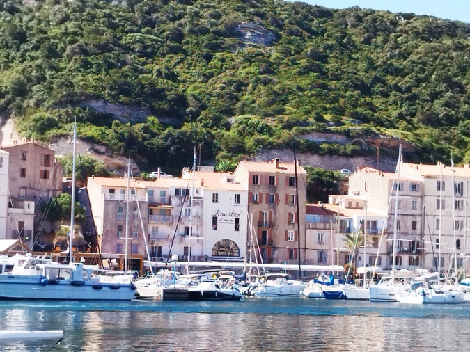 A Finestra est situé quai Jérôme-Comparetti, sur la marine de Bonifacio. A Finestra est situé quai Jérôme-Comparetti, sur la marine de Bonifacio.