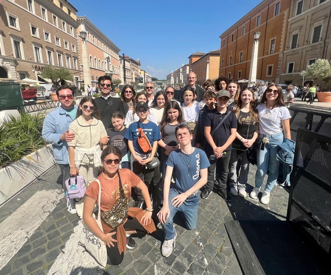 Les jeunes de l’aumônerie de Sartène à Rome pour un Jubilé historique Les jeunes de l’aumônerie de Sartène à Rome pour un Jubilé historique