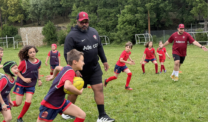 Mathieu Bastareaud et Pierre-Jean Tiné avec les jeunes licenciés du Stadiu Capicursinu XV Mathieu Bastareaud et Pierre-Jean Tiné avec les jeunes licenciés du Stadiu Capicursinu XV