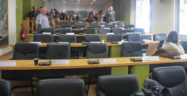 La salle du Conseil communautaire après le départ des 33 élus de la majorité.