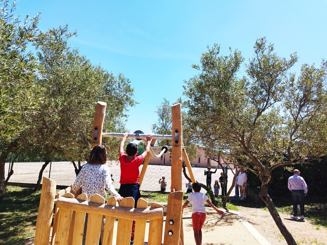 Mardi midi, les écoliers de Murateddu ont pris d'assaut la nouvelle aire de jeux du village. Mardi midi, les écoliers de Murateddu ont pris d'assaut la nouvelle aire de jeux du village.