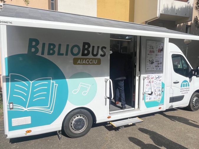 Ajaccio met la culture en mouvement avec son nouveau bibliobus Ajaccio met la culture en mouvement avec son nouveau bibliobus