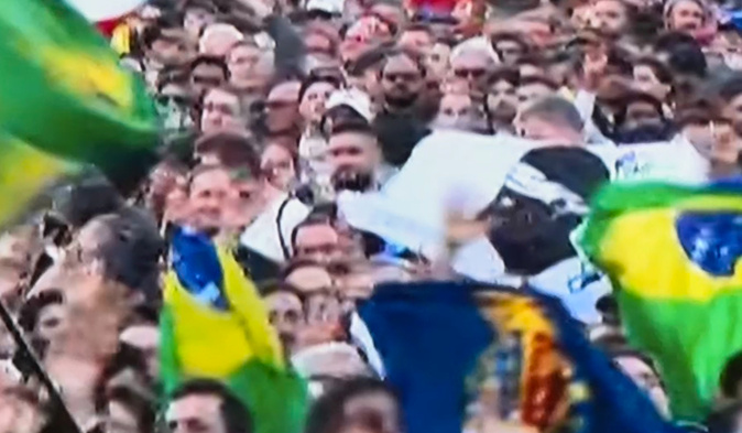 La bandera qui flottait ce jeudi en place Saint Pierre. Capture d’écran La bandera qui flottait ce jeudi en place Saint Pierre. Capture d’écran