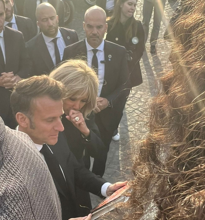 Emmanuel et Brigitte Macron feuilletant le livre offert par les élèves bastiais Emmanuel et Brigitte Macron feuilletant le livre offert par les élèves bastiais