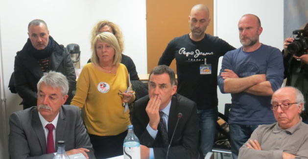 Gilles Simeoni, président du Conseil de surveillance de l'hôpital de Bastia, entouré du directeur et des représentants de l'intersyndicale CGT-STC-FO.