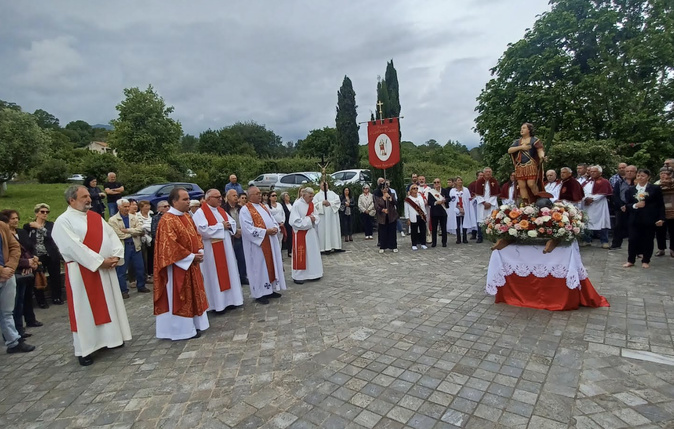 L'ensemble des officiants et les fidèles se recueillent devant la statue de Saint Pancrace L'ensemble des officiants et les fidèles se recueillent devant la statue de Saint Pancrace