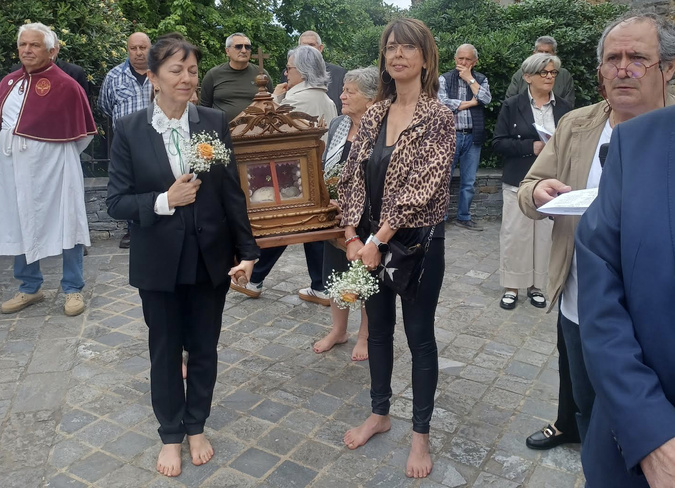 Les femmes, pieds nus, portent les reliques du saint. Les femmes, pieds nus, portent les reliques du saint.