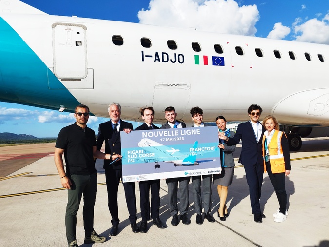 L'équipage d'Air Dolomiti pose avec le personnel au sol de l'aéroport de Figari. L'équipage d'Air Dolomiti pose avec le personnel au sol de l'aéroport de Figari.